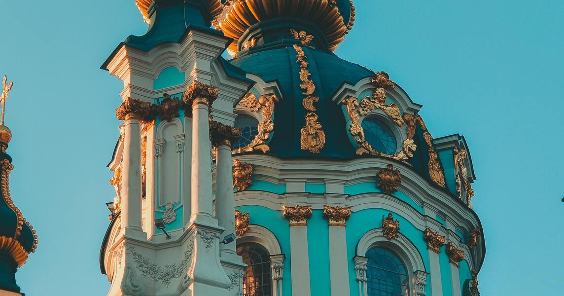 Kijów. Architektura ukrainy. Sakralny budynek na niebieskim tle.