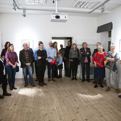 Publiczność zgromadzona na jednej z sal galerii podczas wernisażu